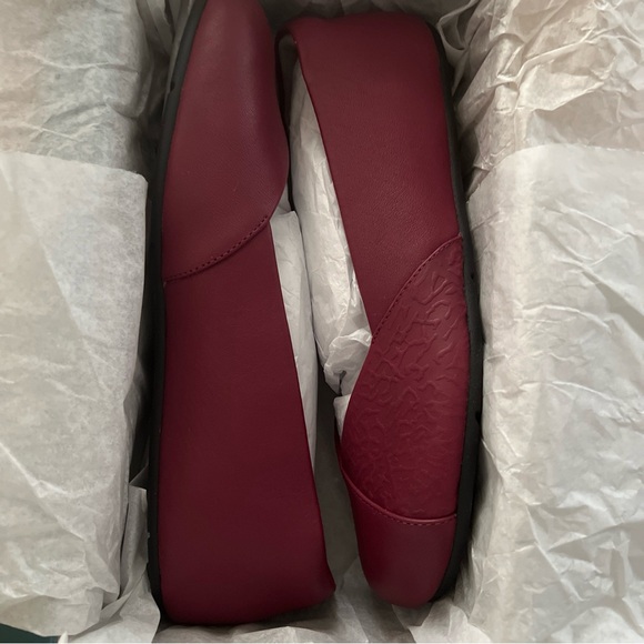 New in box Xero brand women’s flats in a raspberry color Size 9.5 - Picture 4 of 10